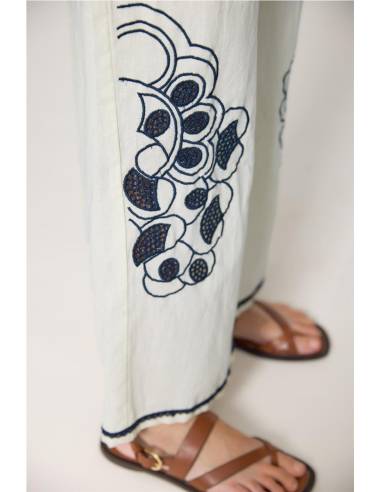 PANTALON CON BORDADOS