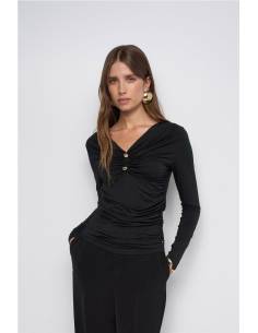 TOP M/L CON APLIQUE EN ESCOTE
