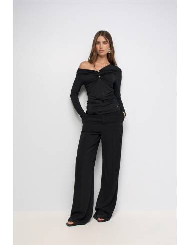 TOP M/L CON APLIQUE EN ESCOTE