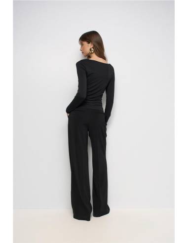 TOP M/L CON APLIQUE EN ESCOTE