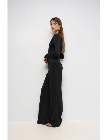TOP M/L CON APLIQUE EN ESCOTE